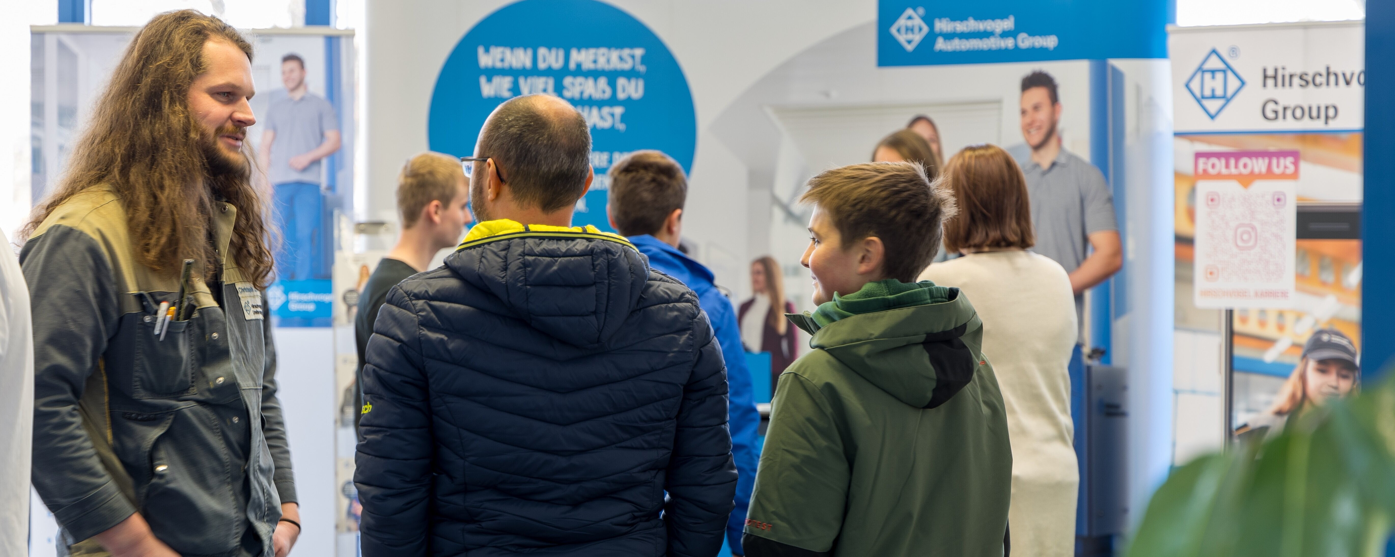 Was kann ich bei Hirschvogel werden? Ausbildungsleiter Christoph Zenner (links) informiert über die verschiedenen Berufsbilder.